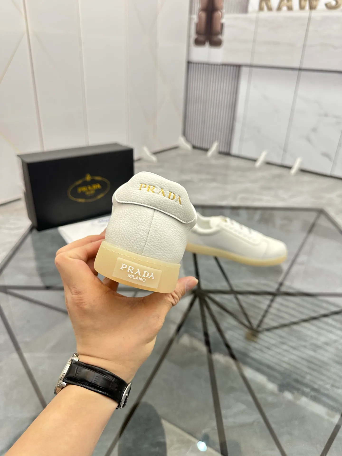 Men's shoes: 💰P400¥ Product trademark: Prada *"Prada*" low-top casual shoes Regular size: 38-44 (can be customized to 45) Product materials: imported cowhide upper, sheepskin lining, original outsole. Number: 020